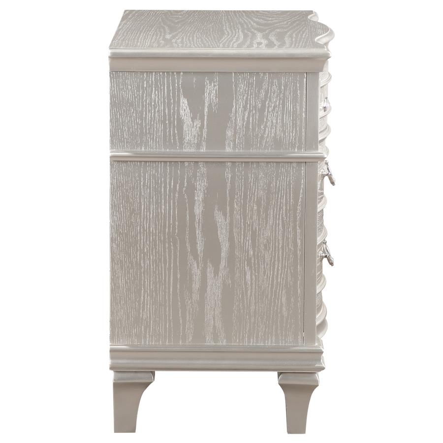 Evangeline 3-drawer Nightstand Silver Oak - 223392