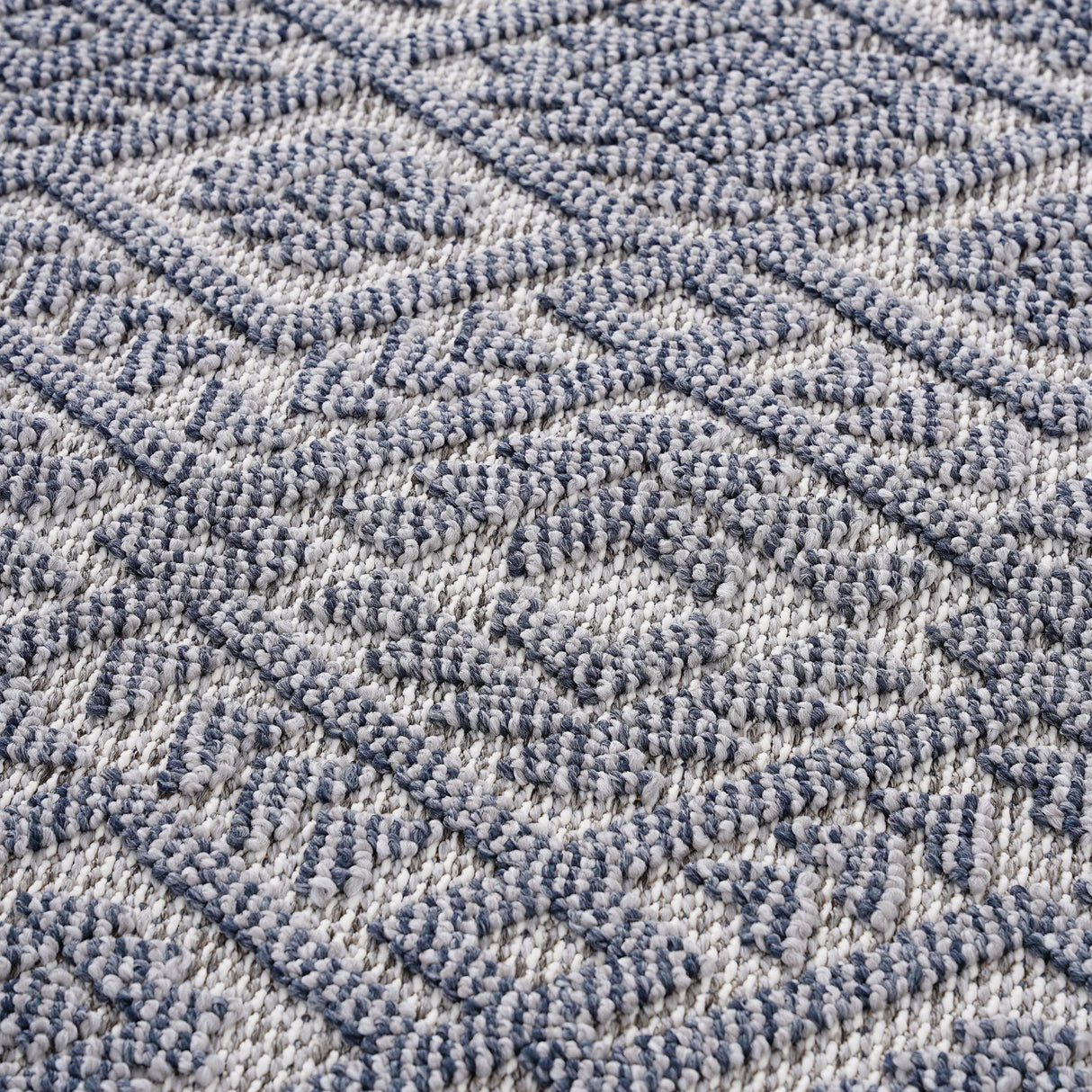 Guros - Trendy Traditional Indoor / Outdoor Rug