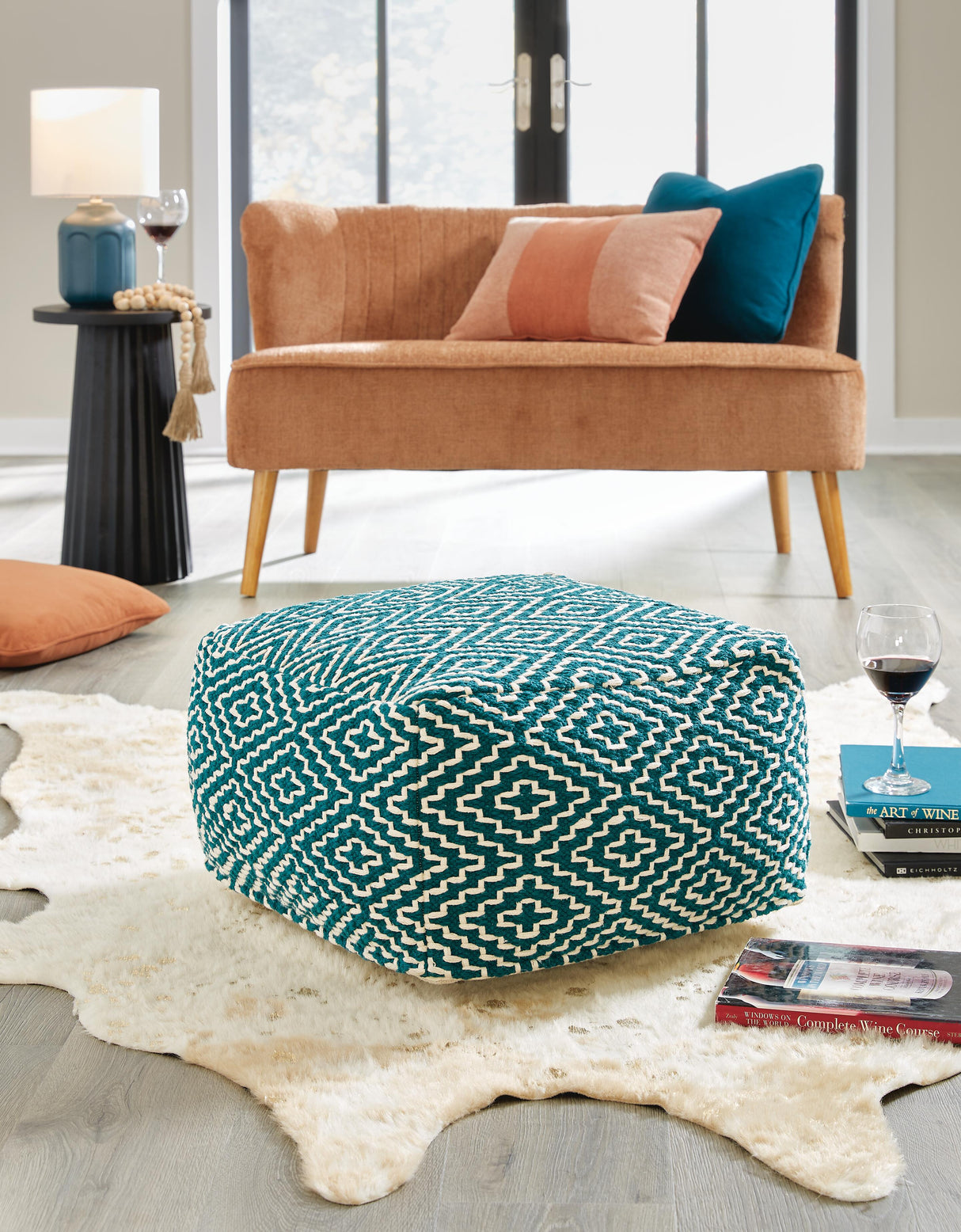 Brynnsen Pouf - A1001055
