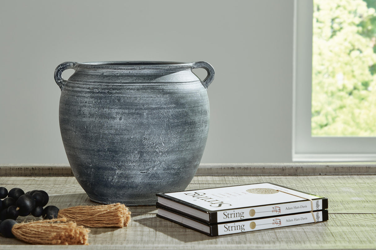 Meadie Vase - A2000628