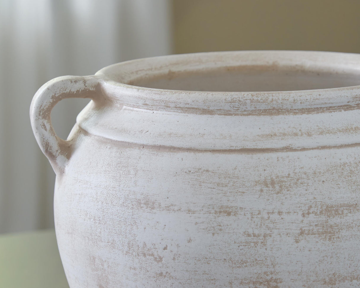 Meadie Vase - A2000787