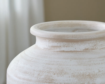 Meadie Vase - A2000788