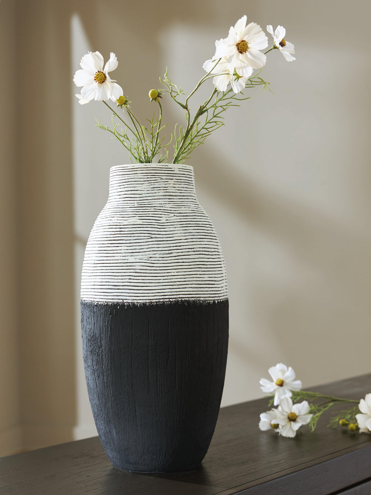 Girtha Vase - A2000877
