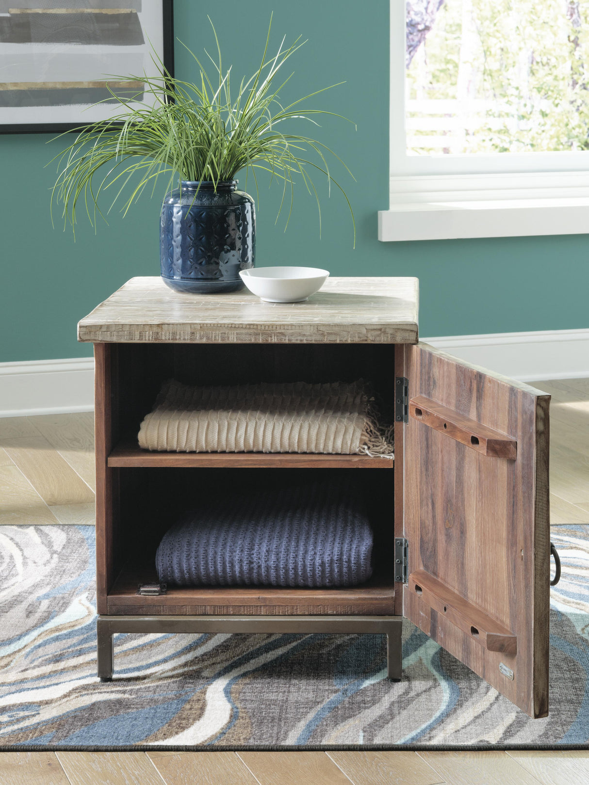 Laddford Accent Cabinet - A4000506