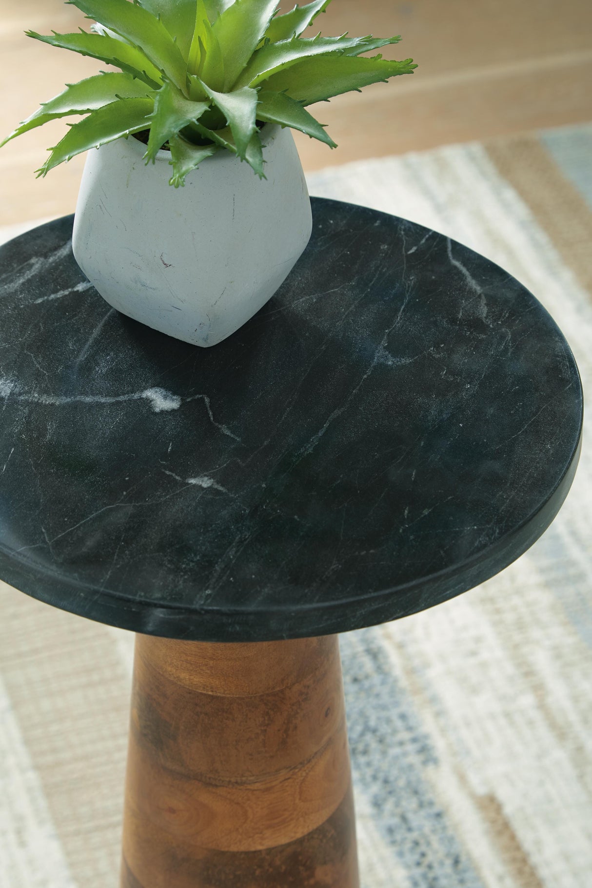 Quinndon Accent Table - A4000633