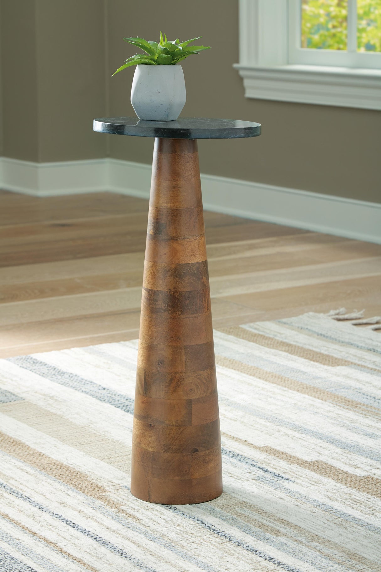 Quinndon Accent Table - A4000633