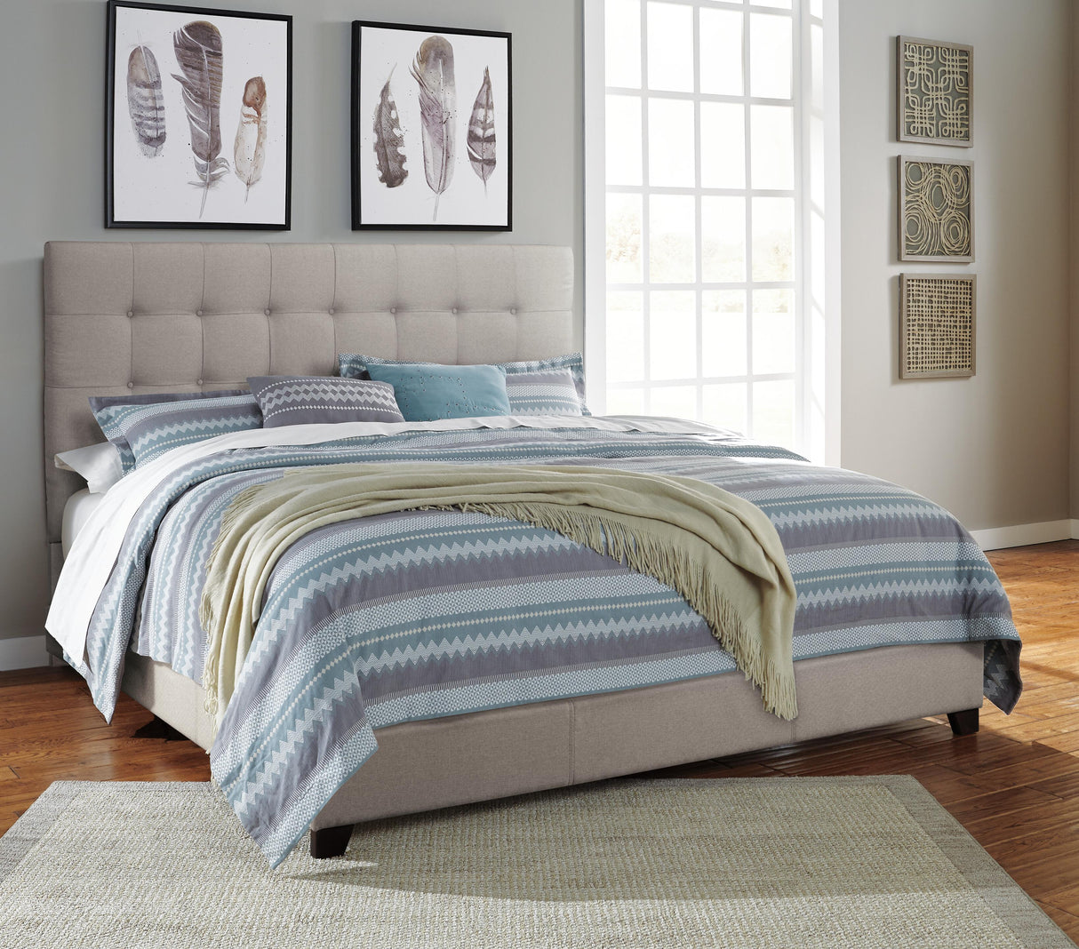 Dolante Queen Upholstered Bed - B130-581