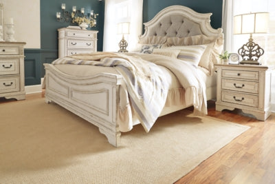 Realyn King Upholstered Panel Bed - B743B6
