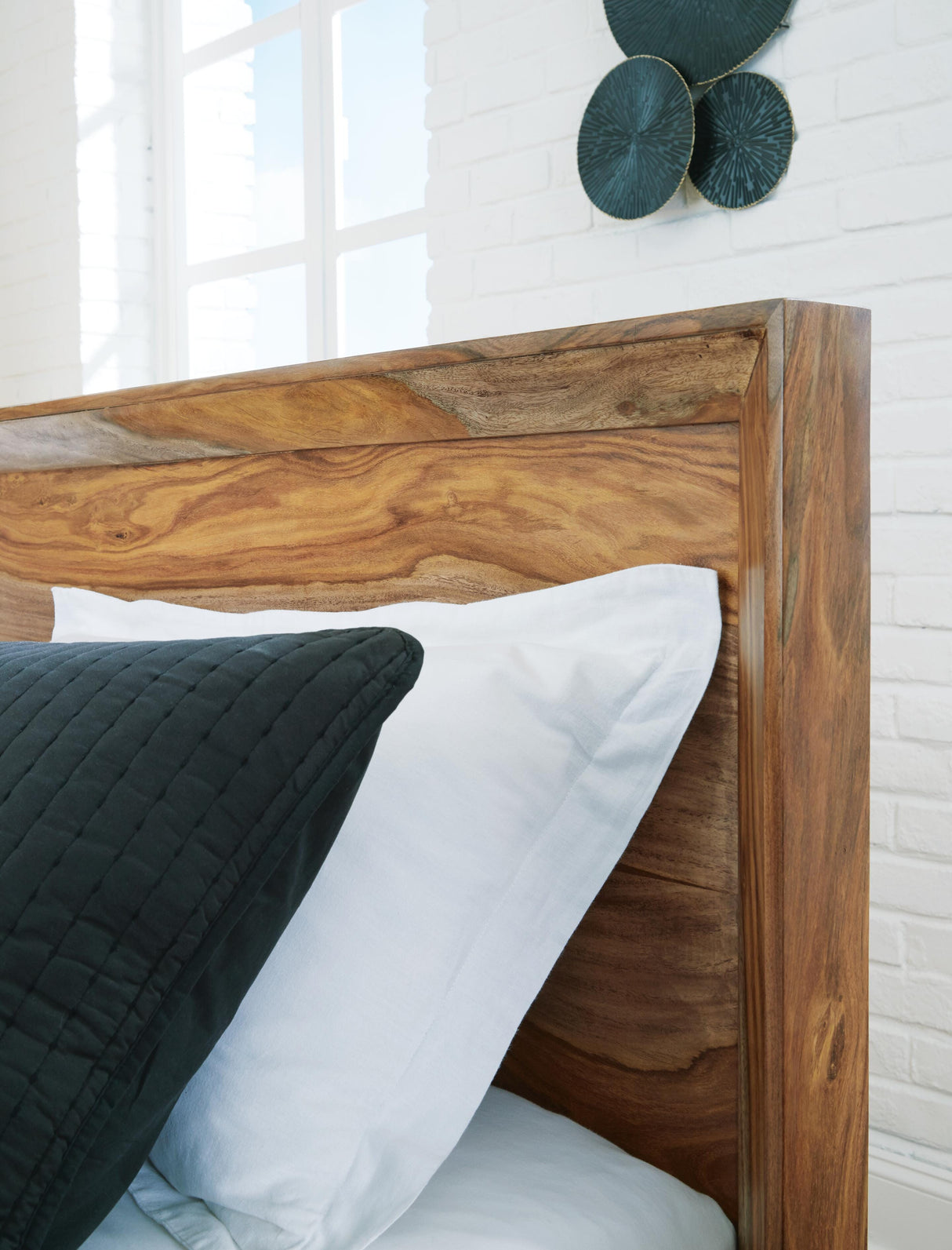 Dressonni Queen Panel Bed - B790B2