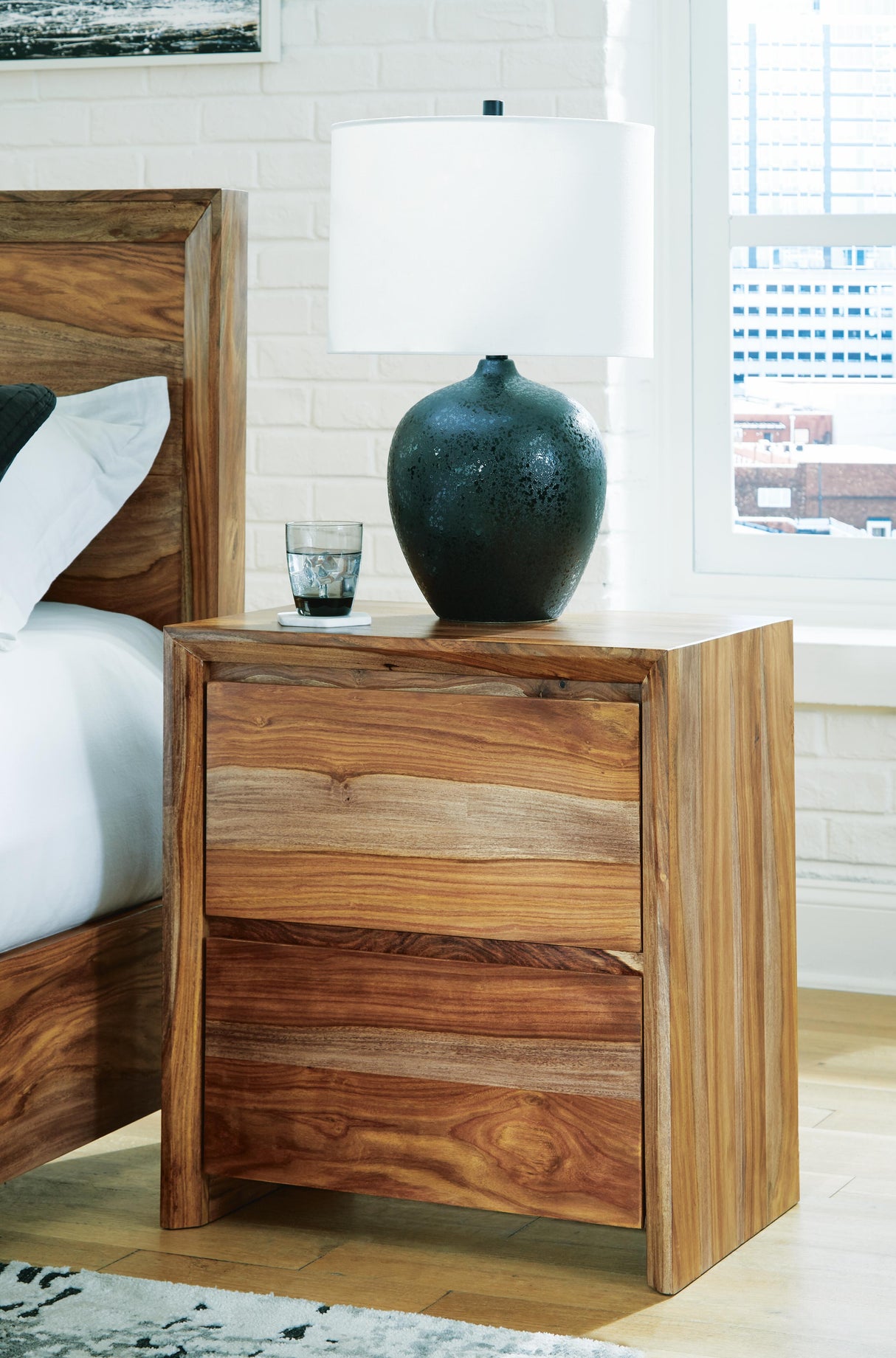 Dressonni Nightstand - B790-92
