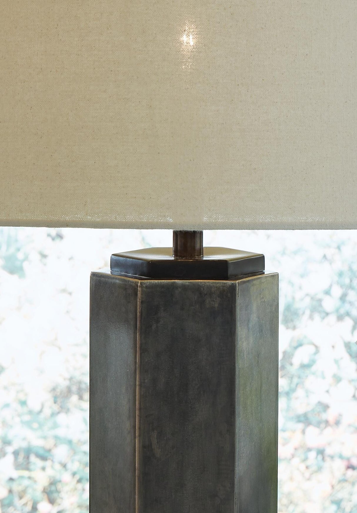 Dirkton Table Lamp - L208324
