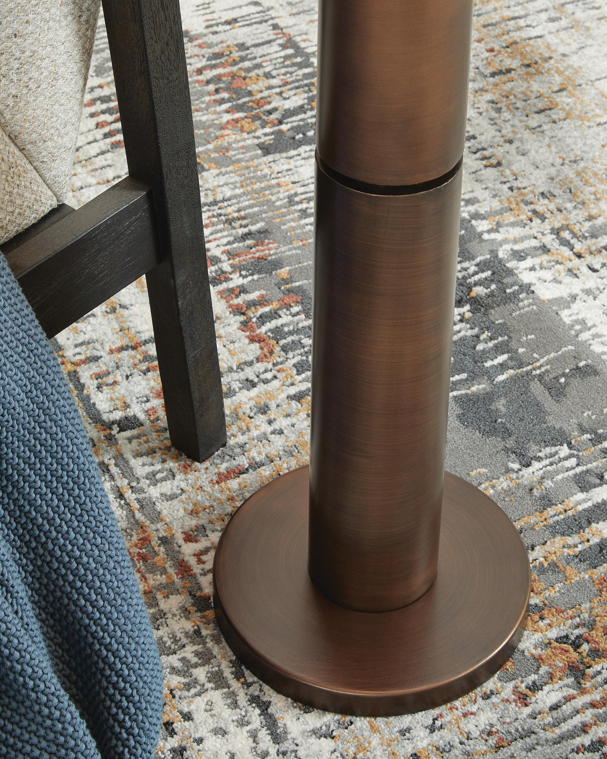 Wendfield Floor Lamp - L208431