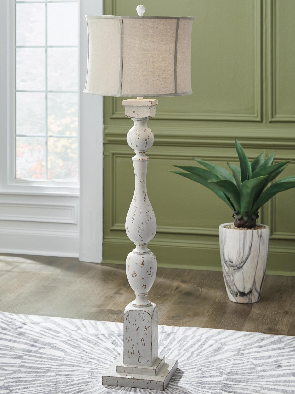 Madsbrook Floor Lamp - L235921