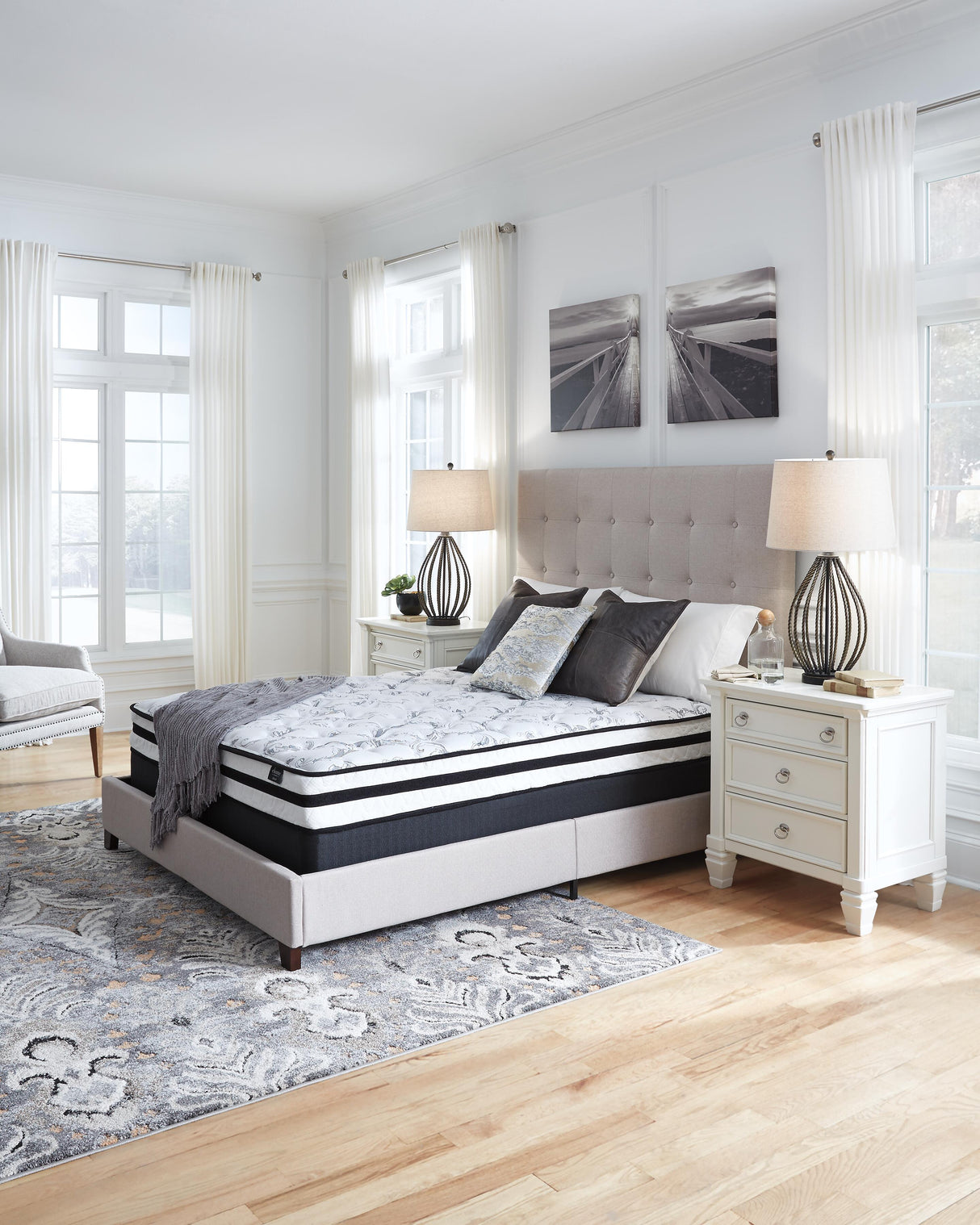 8 Inch Chime Innerspring Queen Mattress in a Box - M69531