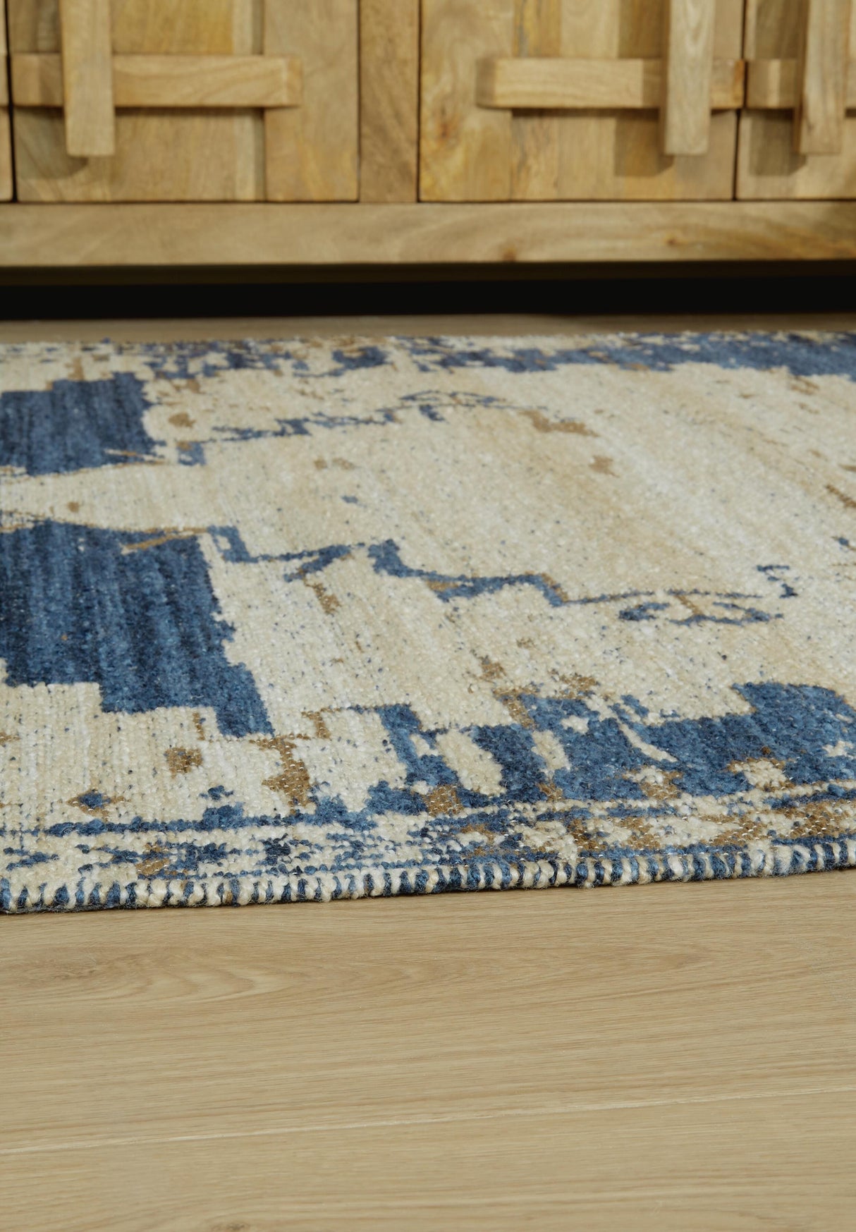 Varnler 10' x 14' Rug - R407130