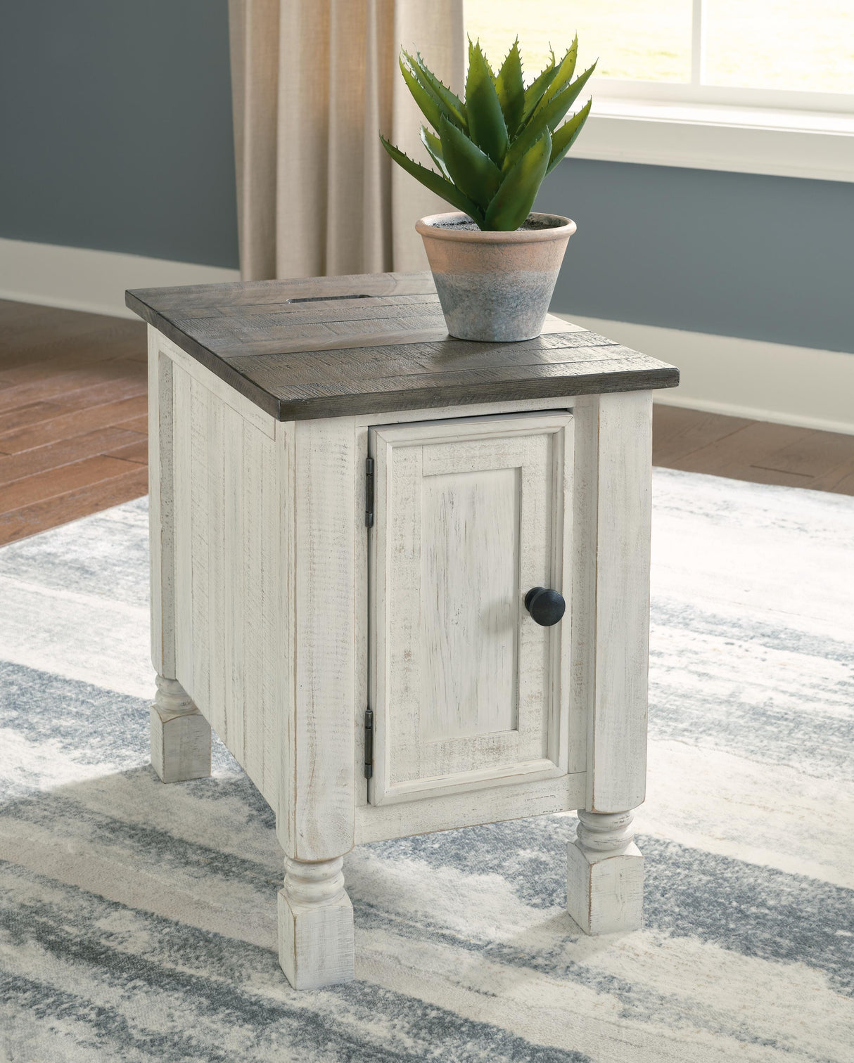 Havalance Chairside End Table - T994-7