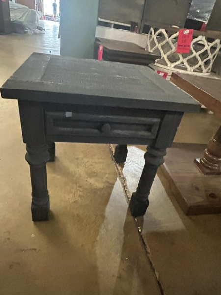 194--VINTAGE END TABLE - 303-194