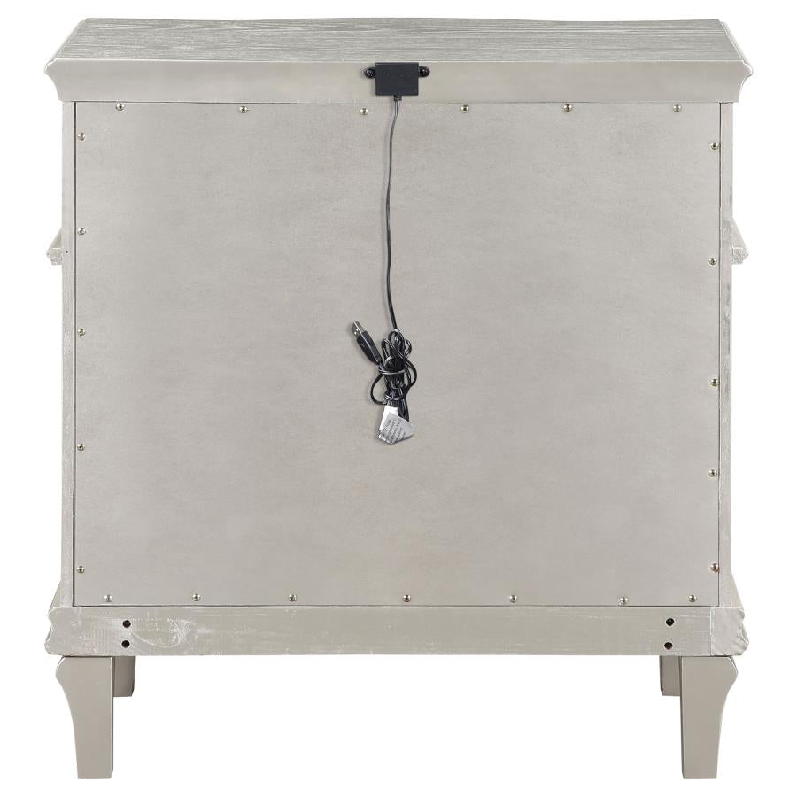 Evangeline 3-drawer Nightstand Silver Oak - 223392
