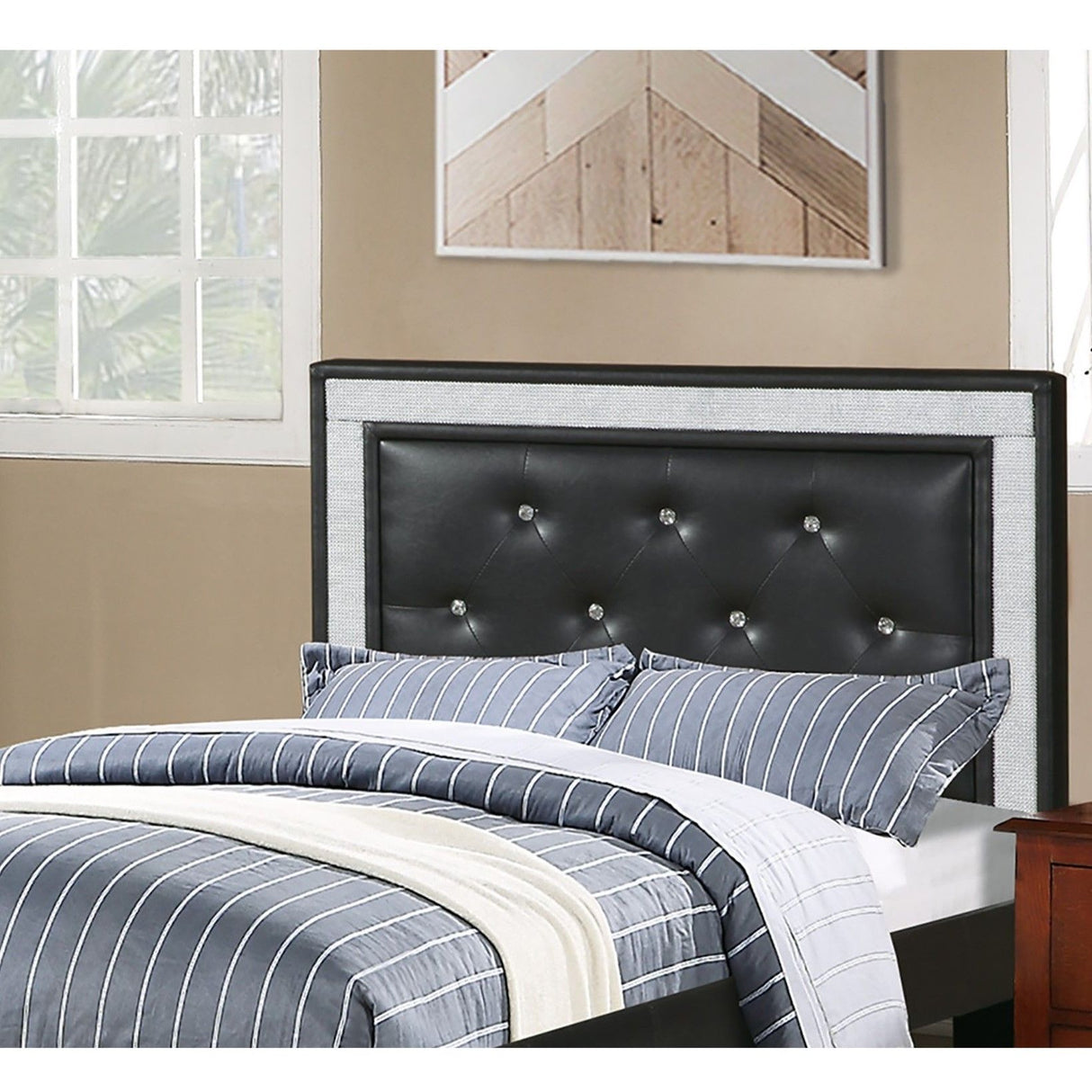 Glamours Style Bed With Diamond Tufted Padded Headboard