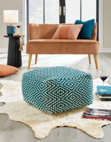 Brynnsen Pouf - A1001055