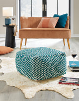 Brynnsen Pouf - A1001055