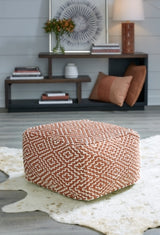 Brynnsen Pouf - A1001056
