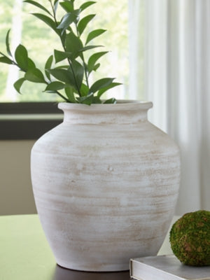Meadie Vase - A2000788