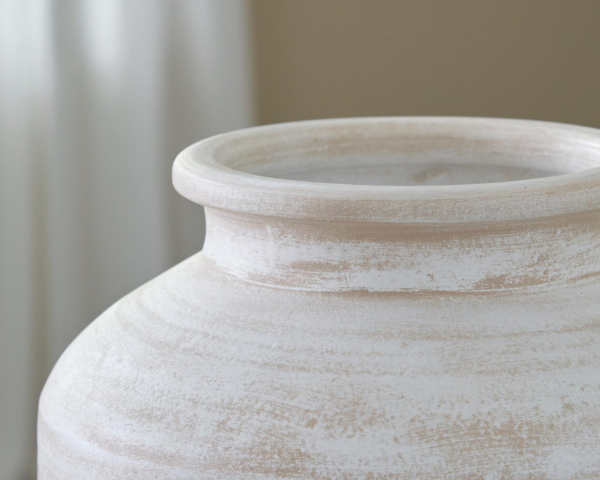 Meadie Vase - A2000788