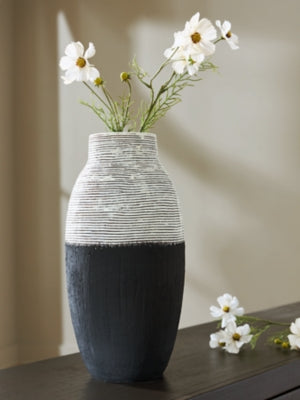 Girtha Vase - A2000877