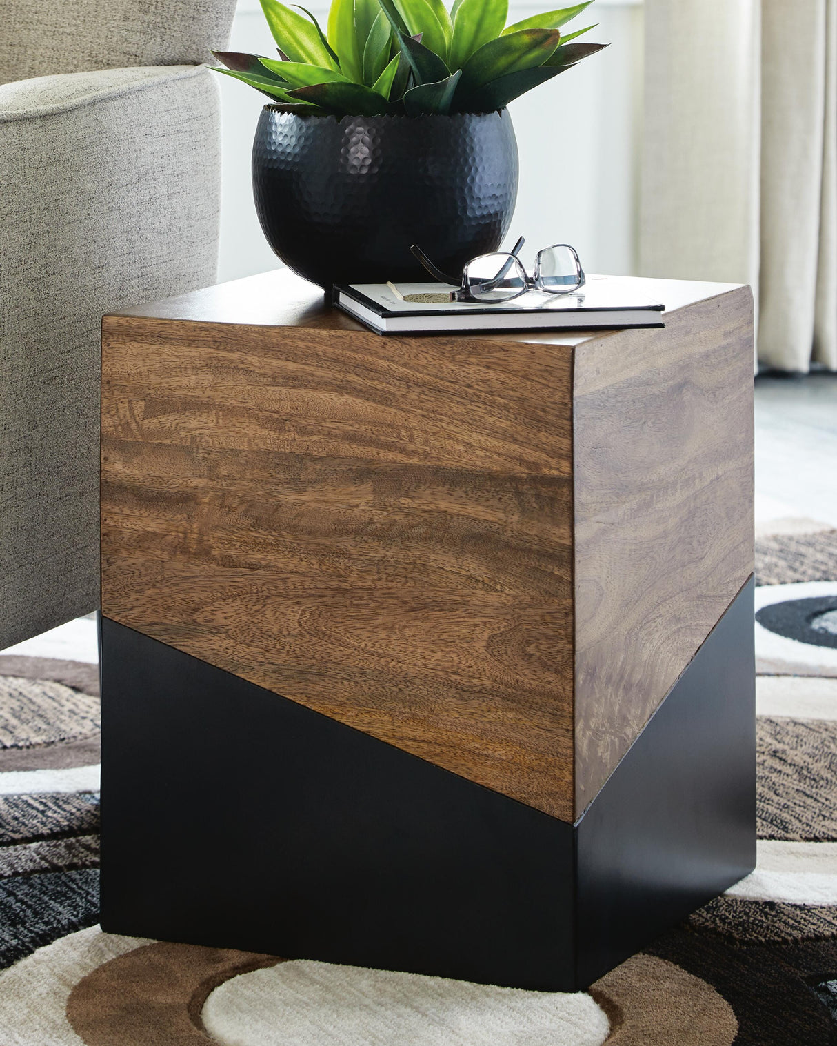 Trailbend Accent Table - A4000311