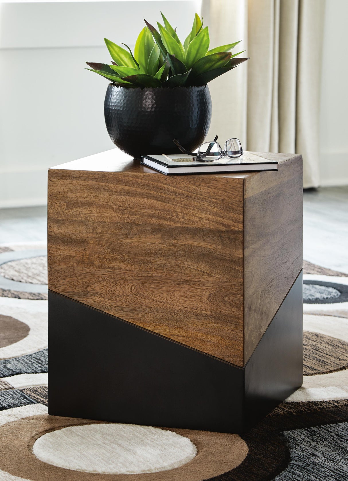 Trailbend Accent Table - A4000311