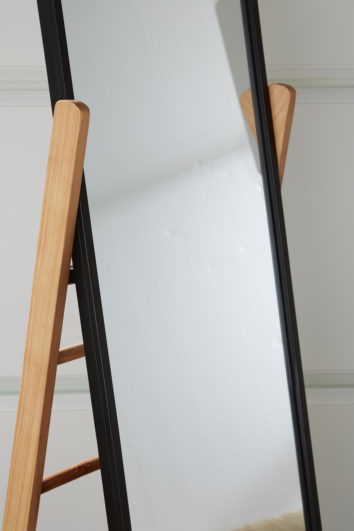 BENCH   A8010342   FLOOR   MIRROR - A8010342