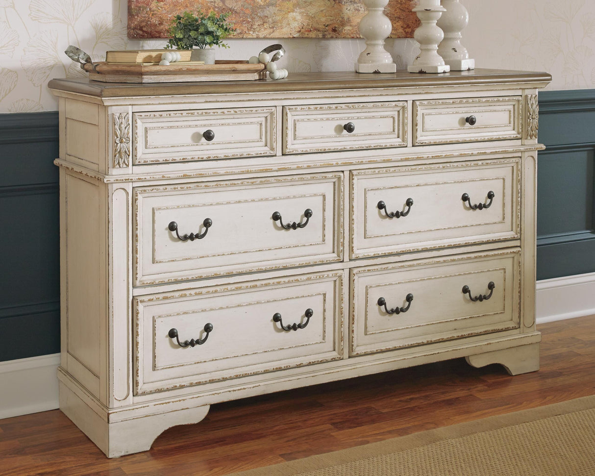 Realyn Queen Panel Bed, Dresser, Chest and 2 Nightstands - B743B45