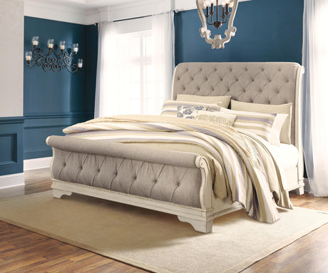 Realyn King Sleigh Bed, Dresser and 2 Nightstands - B743B95
