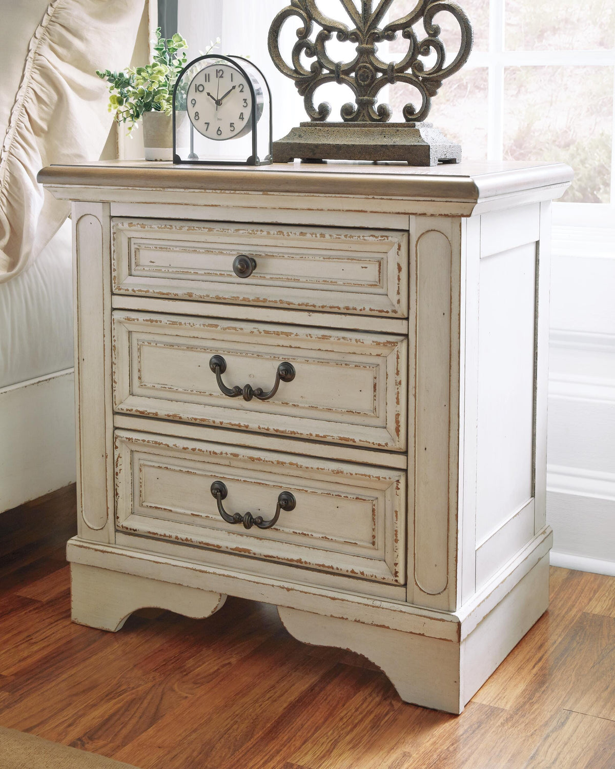 Realyn King Bed, Dresser and 2 Nightstands - B743B60