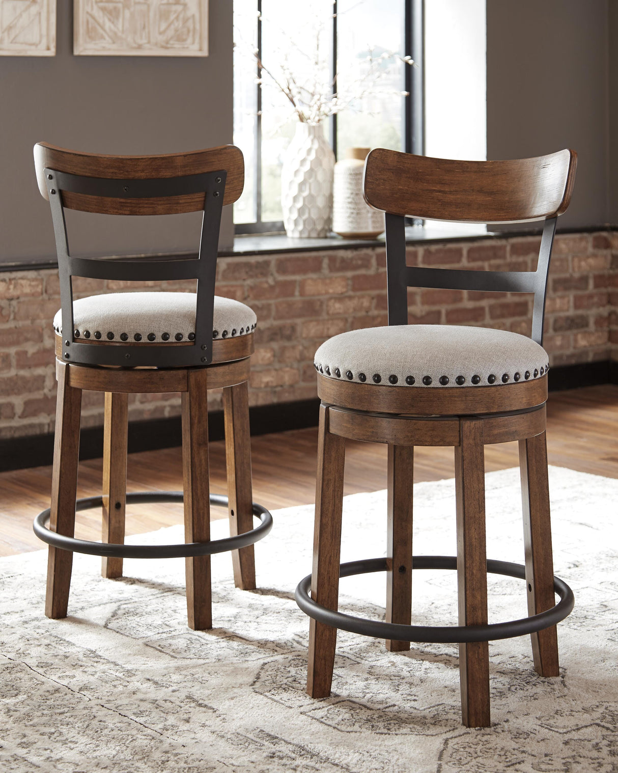 Valebeck Counter Height Dining Table and 4 Barstools - D546D5