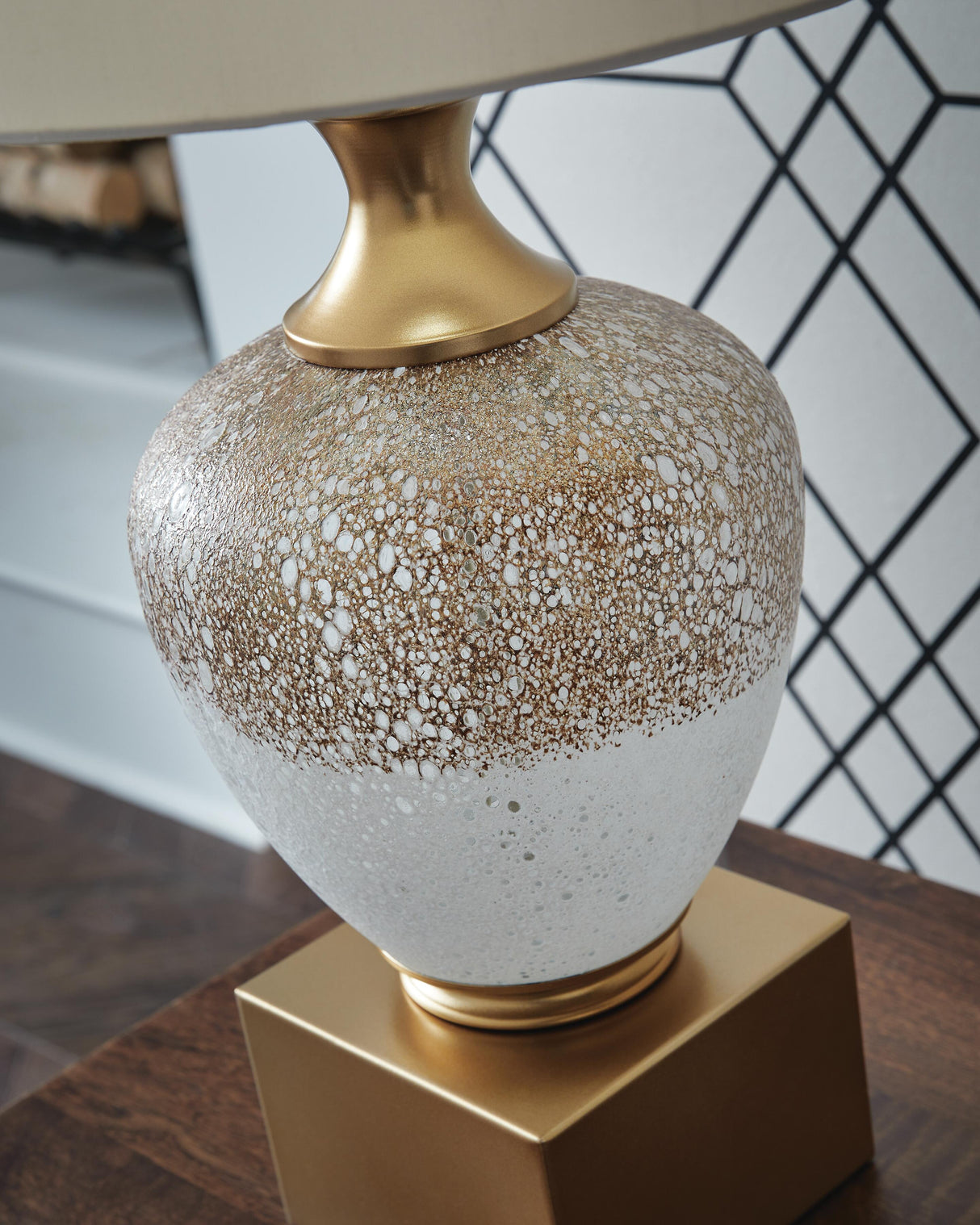 Tavisburg Table Lamp - L430894