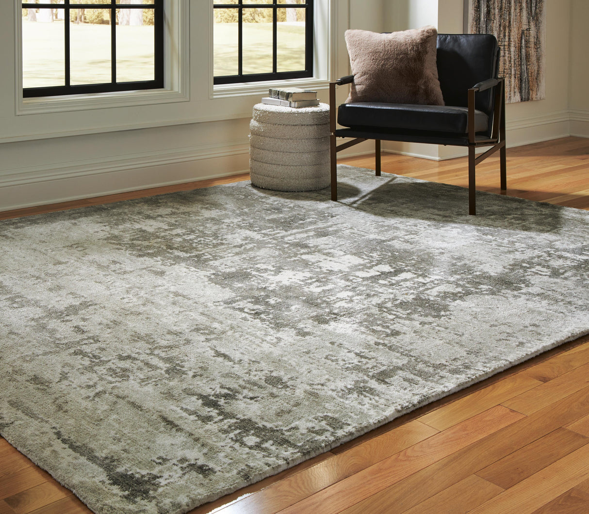 Valmontic 8' x 10' Rug - R406921