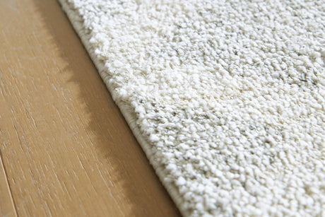 Unawick Large Rug - R407331