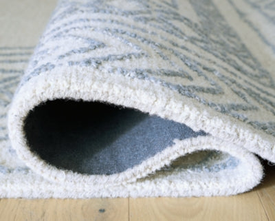 Azelhurst 5' x 7' Area Rug - R407852