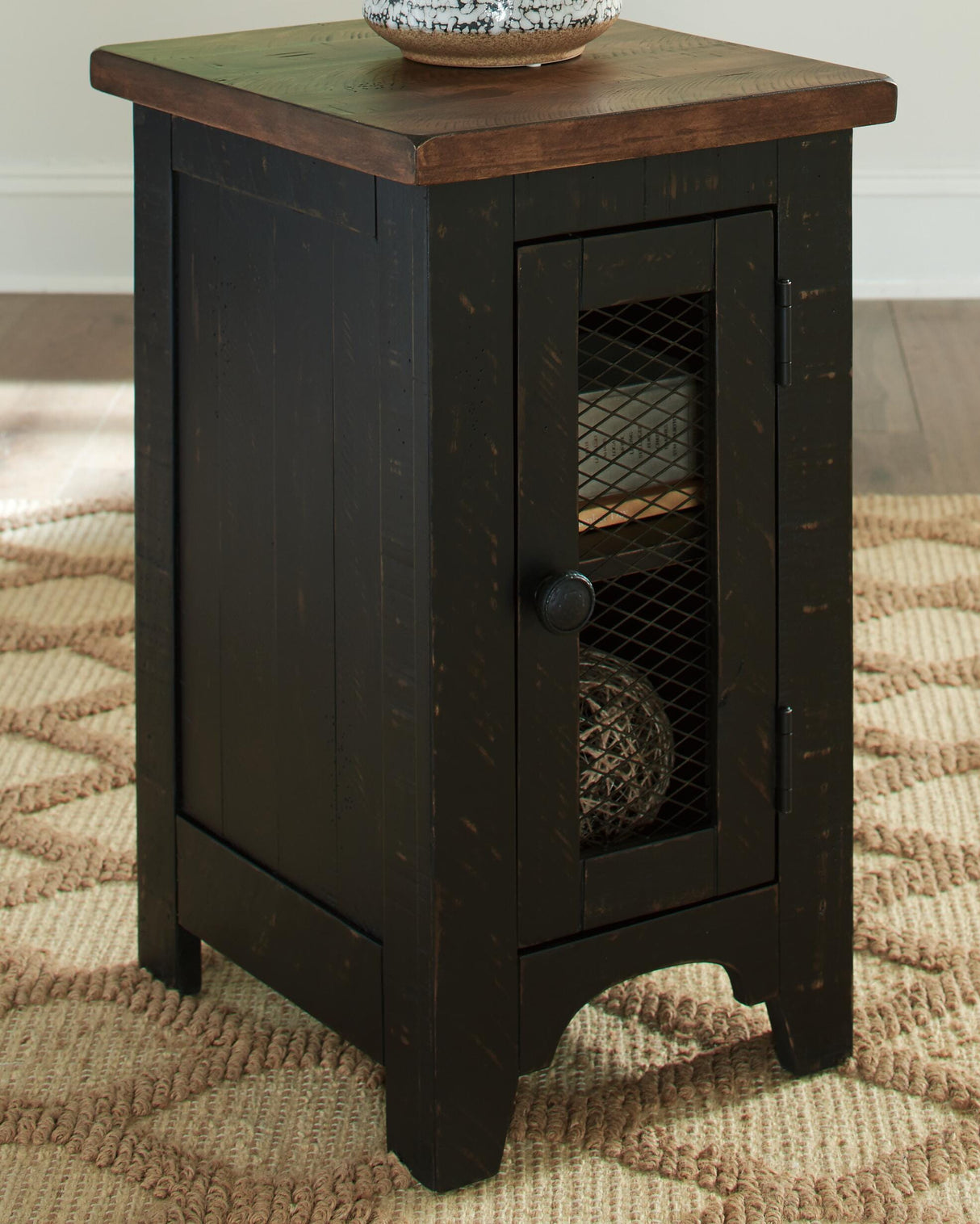 Valebeck Chairside End Table - T468-7